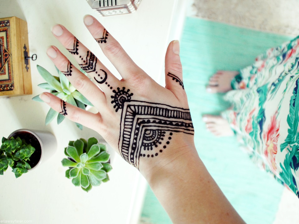 Blumenkleid und Henna Tattoo auf der Hand