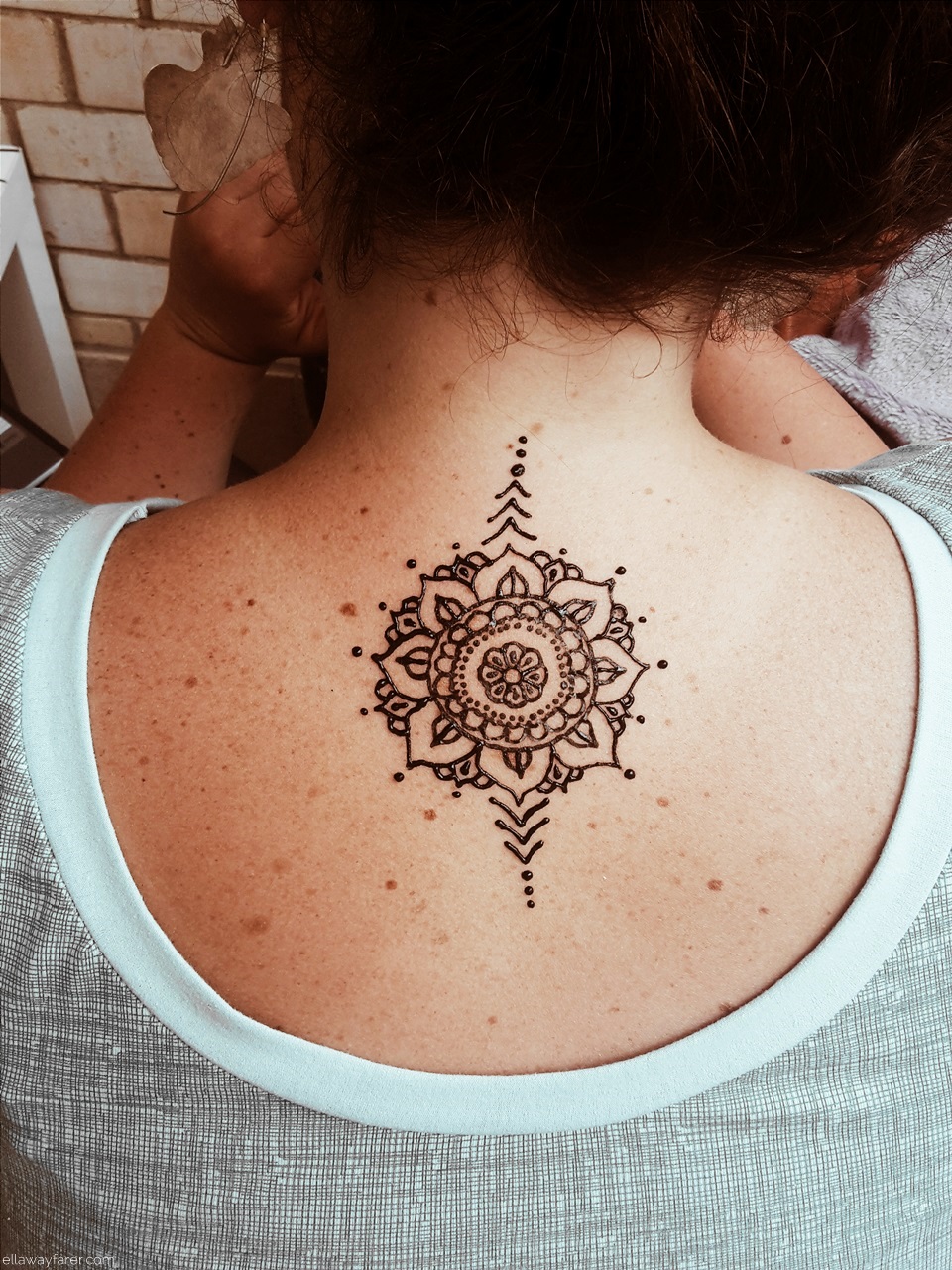 Mandala Henna Tattoo auf dem Rücken | ellawayfarer.com