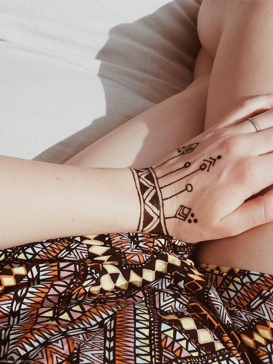 Geometrisches Henna Tattoo auf der Hand | ellawayfarer.com